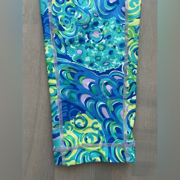 Lilly Pulitzer “Lagoon” Pastel Mermaid Vibes Capri Yoga / Sport Leggings - Picture 3 of 6